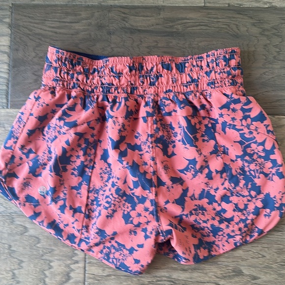 Lululemon Choose A Side-reversible shorts-Size 2 - Picture 2 of 10
